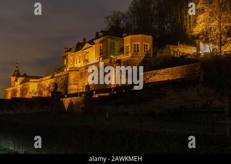 Bild von außerhalb der Mauern des mittelalterlichen Schlosses in Neercanne an der Grenze der Niederlande und Belgiens Stockfoto