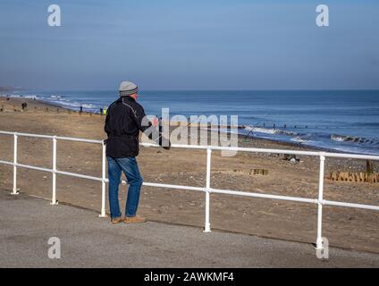 Einzelgänger, der auf den Strand von Hornsea East Yorkshire blickt. Stockfoto