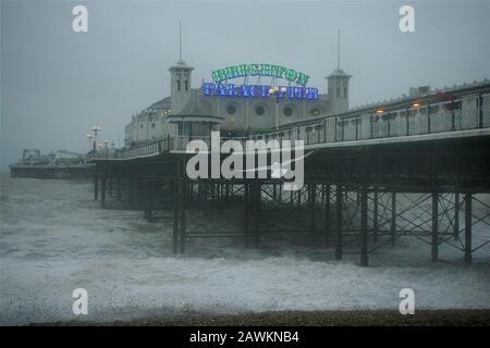 Brighton, Großbritannien, 9. Februar 2020 Storm Ciara und die Wellen vor der Küste von Brighton Stockfoto