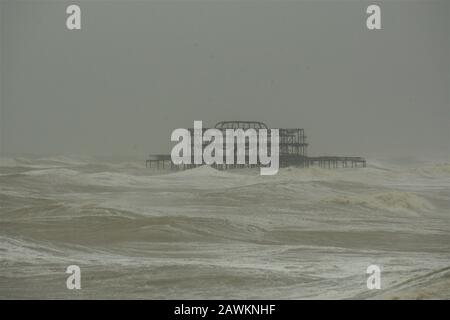 Brighton, Großbritannien, 9. Februar 2020 Storm Ciara und die Wellen vor der Küste von Brighton Stockfoto