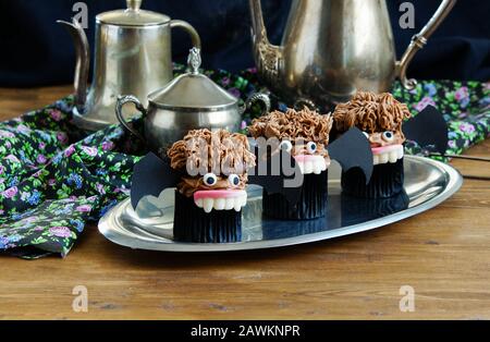 Schokoladenmuffins in Form von Vampirfledermäusen für Halloween-Party Stockfoto