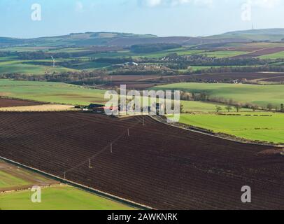 Blick auf die Agrarlandschaft und gepflügte Felder zu den Lammermuir Hills von der Spitze des Traprain Law Hill, East Lothian, Schottland, Großbritannien Stockfoto