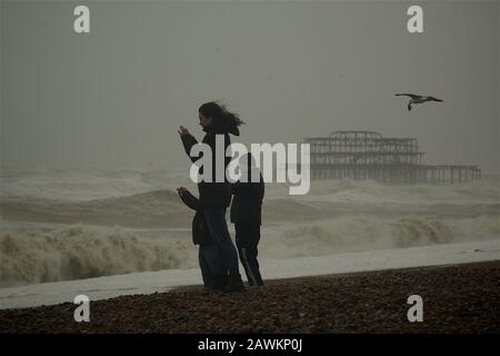 Brighton, Großbritannien, 9. Februar 2020 Storm Ciara und die Wellen vor der Küste von Brighton Stockfoto