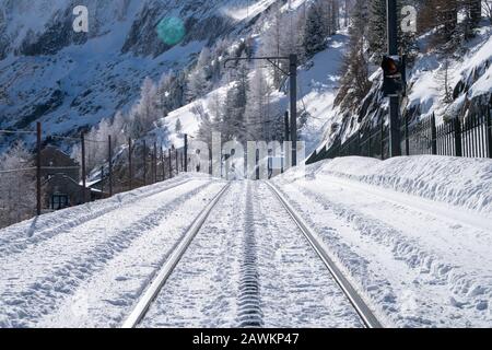 Bahngleise, die in Chamonix, Frankreich, die Berge hinauf führen Stockfoto