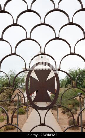 Das Eiserne Tor in der Mission San Xavier del Bac, eine historische katholische Mission in Spanien, befindet sich etwa 16 km südlich der Innenstadt von Tucson, Arizona Stockfoto