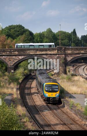 Erster Zug der Transpennine Express-Klasse 185, der den geschlossenen Bahnhof von Rotherham Masborough mit einem Zug von Cleethorpes zum Manchester Airport passiert Stockfoto