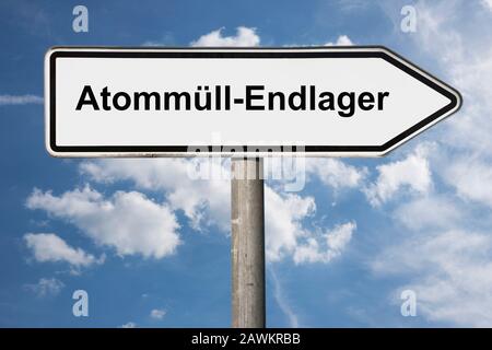 Detailfoto eines Wegweisers mit der Aufschrift Atommüll-Endlager (Atommüll-Endlager) Stockfoto