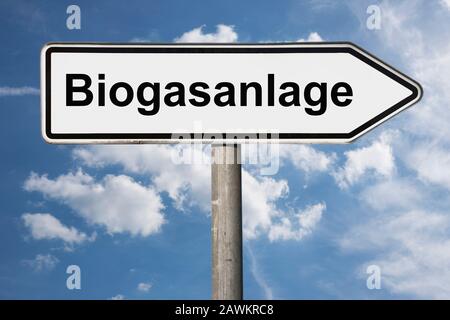 Detailfoto eines Wegweisers mit der Aufschrift Biogasanlage (Biogasanlage) Stockfoto