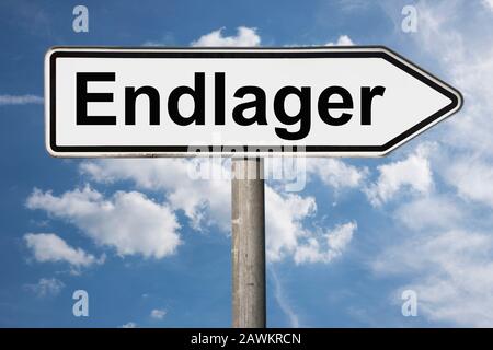 Detailfoto eines Wegweisers mit der Aufschrift "Endlager (Repository)" Stockfoto