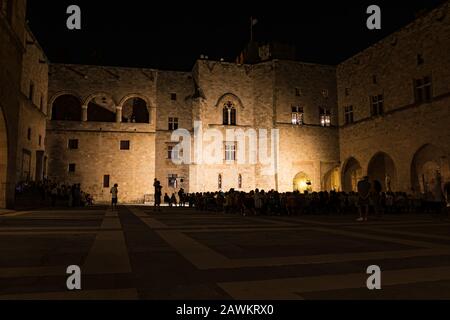 Publikum der musikalischen Aufführung im Innenhof des Großmeister-Palastes in der Stadt Rhodos (Rhodos, Griechenland) Stockfoto