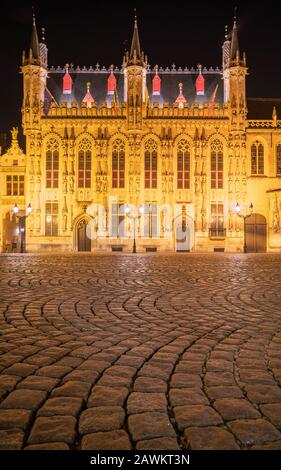 Abendstimmung mit beleuchteten Gebäuden in der historischen Stadt Brügges, Belgien Stockfoto