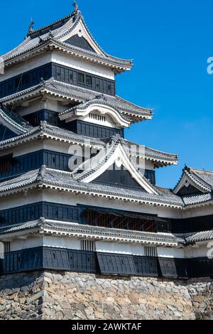 Matsumoto Castle im Winter mit schönen schneebedeckten Nordalpen ist Matsumoto Castle als Nationalschatz von Matsumoto, Japan, aufgeführt. Stockfoto