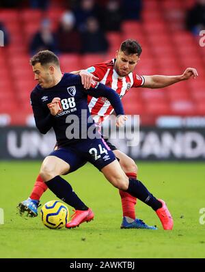 Die Kämpfe von Ryan Fraser (links) und George Baldock von Sheffield United um den Ball während des Premier-League-Matches in Bramall Lane, Sheffield. Stockfoto