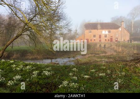 White Mill ist eine restaurierte Maismühle aus dem 18. Jahrhundert am Ufer des Flusses Stour, Sturminster Marshall, Dorset, Großbritannien. Im Winter an einem nebligen Februartag. Stockfoto