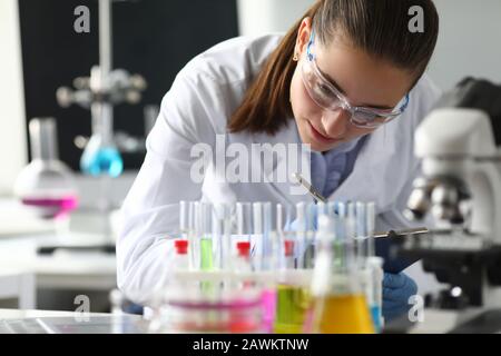 Moderne Experimente mit Chemikalien im Labor. Stockfoto