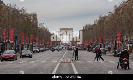 Blick auf die Avenue des Champs-Élysées (Hauptstraße von Paris) Richtung Triumphbogen de l'Étoile (Triumphbogen des Sterns). Stockfoto