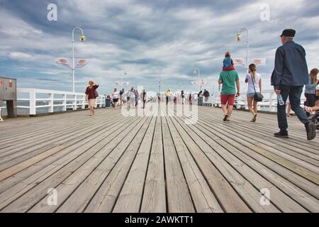 Sopot/Kroatien - 3. August 2019: Menschen, die auf den Holztafeln des Piers am Strand von Sopot spazieren Stockfoto