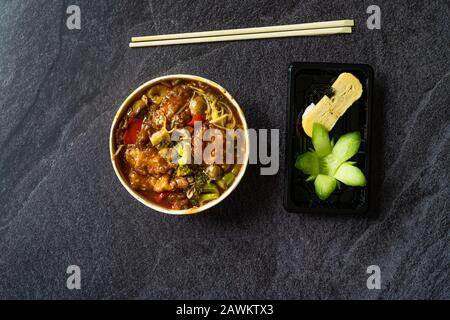 Nehmen Sie Shanghai Style Sea Bass Fish Filets Food und japanischen Dashimaki Tamago aus Ei Sushi Mariniert mit Dashi Suppe Mirin, Shoyu, Flower S Stockfoto