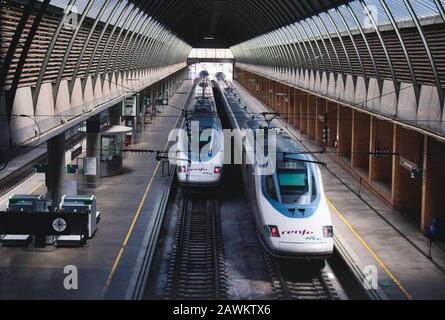 Sevilla/Spanien - 22. August 2019: Hochgeschwindigkeitszüge der RENFE AVE an den Bahnsteigen im Bahnhof Santa Justa Stockfoto