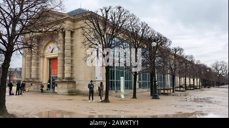 Panorama des Musée de l'Orangerie (Eingangstor und rechte Seite des Gebäudes). Museum mit expressionistischer Kunst, Berühmt für die Seerosen von Claude Monet. Stockfoto