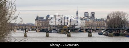 Panorama-Blick auf Pont des Arts (Kunstbrücke) - eine Fußgängerbrücke über die seine. Im Rücken die sogenannte Île de la Cité ("City-Insel"). Stockfoto