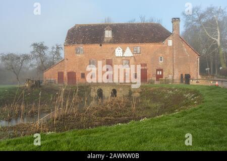 White Mill ist eine restaurierte Maismühle aus dem 18. Jahrhundert am Ufer des Flusses Stour, Sturminster Marshall, Dorset, Großbritannien. Im Winter an einem nebligen Februartag. Stockfoto