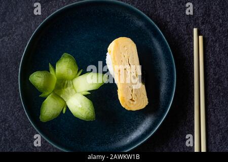 Japanische Dashimaki Tamago aus Ei Sushi Mariniert mit Dashi Suppe Mirin, Shoyu, Blume Geformte Gurke und Reis. Traditionelle Küche. Stockfoto