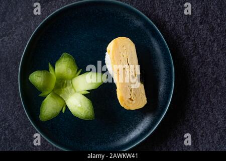 Japanische Dashimaki Tamago aus Ei Sushi Mariniert mit Dashi Suppe Mirin, Shoyu, Blume Geformte Gurke und Reis. Traditionelle Küche. Stockfoto