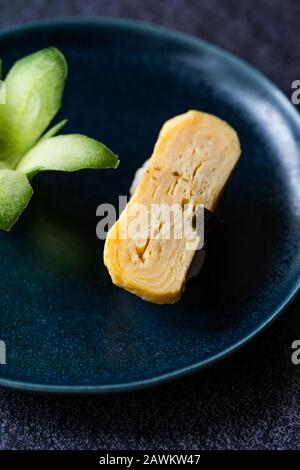 Japanische Dashimaki Tamago aus Ei Sushi Mariniert mit Dashi Suppe Mirin, Shoyu, Blume Geformte Gurke und Reis. Traditionelle Küche. Stockfoto