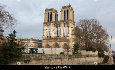 Panorama-Blick auf die beiden Türme/Steepel der Kathedrale Notre Dame. Eines der beliebtesten Beispiele für die Gotische Architektur. Top-Touristenziel. Stockfoto