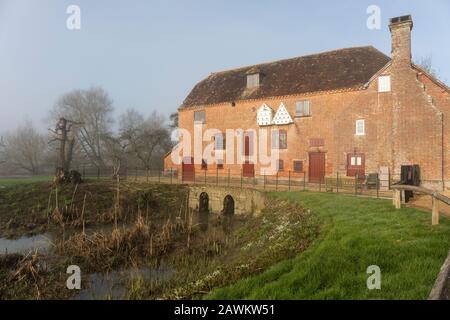 White Mill ist eine restaurierte Maismühle aus dem 18. Jahrhundert am Ufer des Flusses Stour, Sturminster Marshall, Dorset, England, Großbritannien Stockfoto