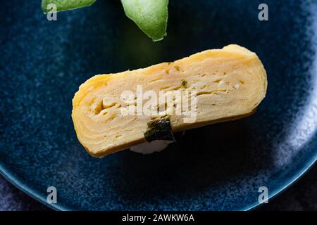 Japanische Dashimaki Tamago aus Ei Sushi Mariniert mit Dashi Suppe Mirin, Shoyu, Blume Geformte Gurke und Reis. Traditionelle Küche. Stockfoto