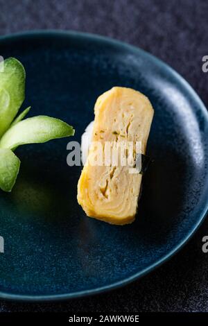 Japanische Dashimaki Tamago aus Ei Sushi Mariniert mit Dashi Suppe Mirin, Shoyu, Blume Geformte Gurke und Reis. Traditionelle Küche. Stockfoto