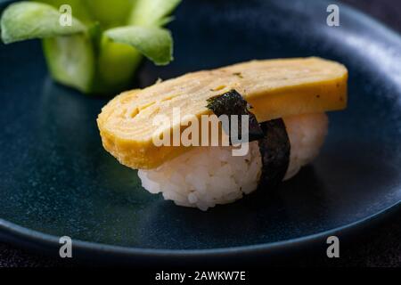 Japanische Dashimaki Tamago aus Ei Sushi Mariniert mit Dashi Suppe Mirin, Shoyu, Blume Geformte Gurke und Reis. Traditionelle Küche. Stockfoto