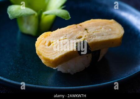 Japanische Dashimaki Tamago aus Ei Sushi Mariniert mit Dashi Suppe Mirin, Shoyu, Blume Geformte Gurke und Reis. Traditionelle Küche. Stockfoto