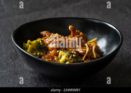 Fischfilets im Shanghaier Stil mit Meeresbarsch Essen mit Gemüse, Soysprossen und Broccoli. Traditionelle Organische Asiatische Küche. Stockfoto