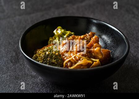 Fischfilets im Shanghaier Stil mit Meeresbarsch Essen mit Gemüse, Soysprossen und Broccoli. Traditionelle Organische Asiatische Küche. Stockfoto