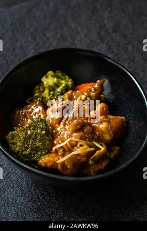 Fischfilets im Shanghaier Stil mit Meeresbarsch Essen mit Gemüse, Soysprossen und Broccoli. Traditionelle Organische Asiatische Küche. Stockfoto