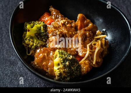 Fischfilets im Shanghaier Stil mit Meeresbarsch Essen mit Gemüse, Soysprossen und Broccoli. Traditionelle Organische Asiatische Küche. Stockfoto