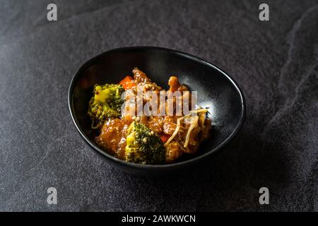 Fischfilets im Shanghaier Stil mit Meeresbarsch Essen mit Gemüse, Soysprossen und Broccoli. Traditionelle Organische Asiatische Küche. Stockfoto