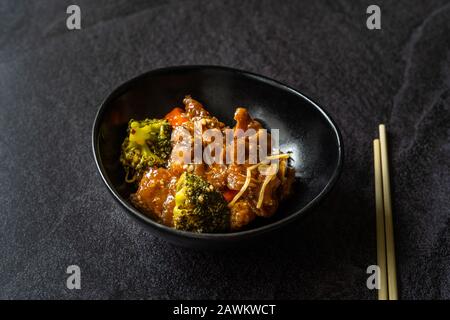 Fischfilets im Shanghaier Stil mit Meeresbarsch Essen mit Gemüse, Soysprossen und Broccoli. Traditionelle Organische Asiatische Küche. Stockfoto