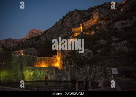 Blick auf die Kotor Stadtmauern, Die Our Lady of Remedy catholic Church und die St John Festung. Altstadt Kotor. Montenegro Stockfoto