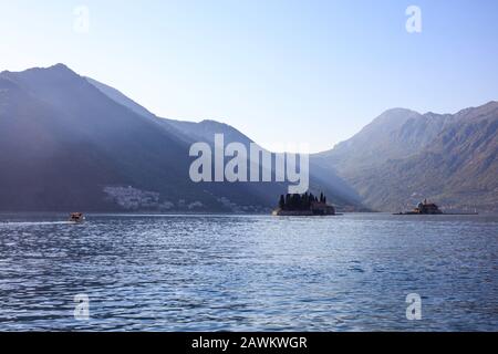 Sveti Dorde und die Inseln unserer Lieben Frau von den Felsen um Perast. Kotor Bay Montenegro Stockfoto