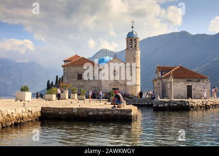 Die Kapelle Our Lady of the Rocks in einer der Inselchen vor der Küste von Perast. Kotor Bay, Montenegro Stockfoto