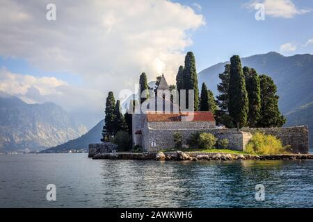 Sveti Dorde, der heilige Georg, ist ein kloster der benediktion in einer der Inselchen vor Perast in der Bucht von Kotor in Montenegro Stockfoto