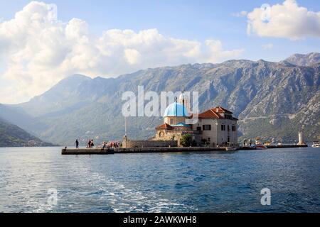 Die Kapelle Our Lady of the Rocks in einer der Inselchen vor der Küste von Perast. Kotor Bay, Montenegro Stockfoto