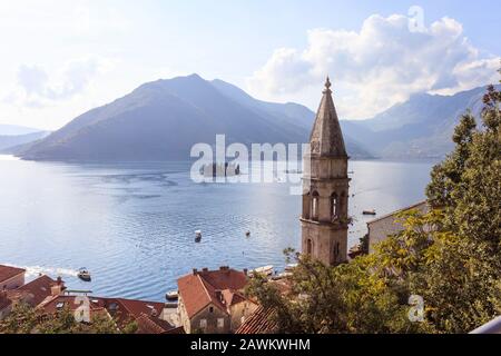 Perast-Seeseite mit der Kirche Sankt Nikolaus auf der rechten Seite und den Inseln, Sveti Dorde und Unserer Lieben Frau von den Felsen direkt dahinter. Kotor Bay. Montenegro Stockfoto