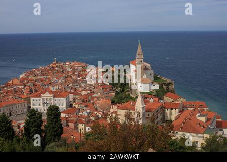 Die Kirche des Heiligen Georg mit Blick auf die Stadt Piran an der adriatischen Küste, auf der Halbinsel Istrien, Slowenien. Stockfoto