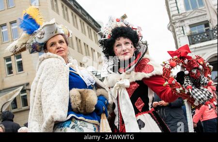 Hamburg, Deutschland. Februar 2020. Die Teilnehmer einer maskierten Magie laufen verkleidet durch die Innenstadt im Stil des Karnevals von Venedig. Credit: Daniel Bockwoldt / dpa / Alamy Live News Stockfoto