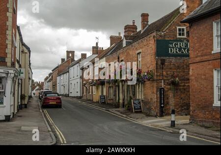 Market Lavington, Wiltshire, Großbritannien: 17. August 2019: Blick entlang der High Street von Market Lavington Village in Wiltshire an einem trüben Sommernachmittag. Stockfoto